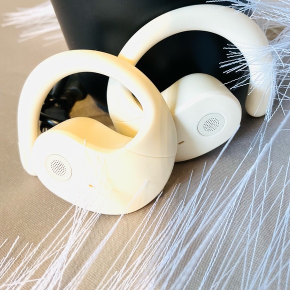 FlexFit Pro™ SecureLoop Wireless Earbuds Comfort - Picture 1 of 7